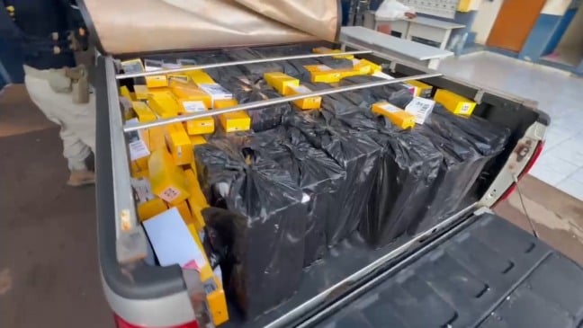 PRF apreende caminhonete com cerca de 700 celulares na BR-277, em Cascavel