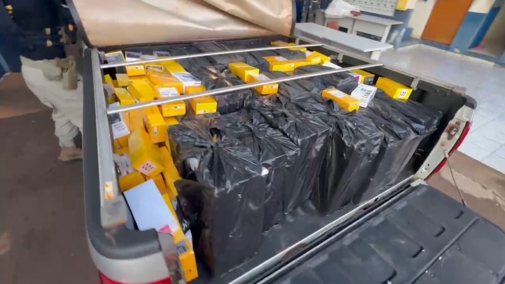 PRF apreende caminhonete com cerca de 700 celulares na BR-277, em Cascavel