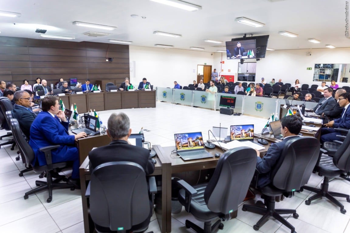 Vereadores de Cascavel discutem a Política sobre verbas para recapeamento asfáltico e críticas a deputados forasteiros - Foto: Flavio Ulsenheimer – Assessoria /CMC
