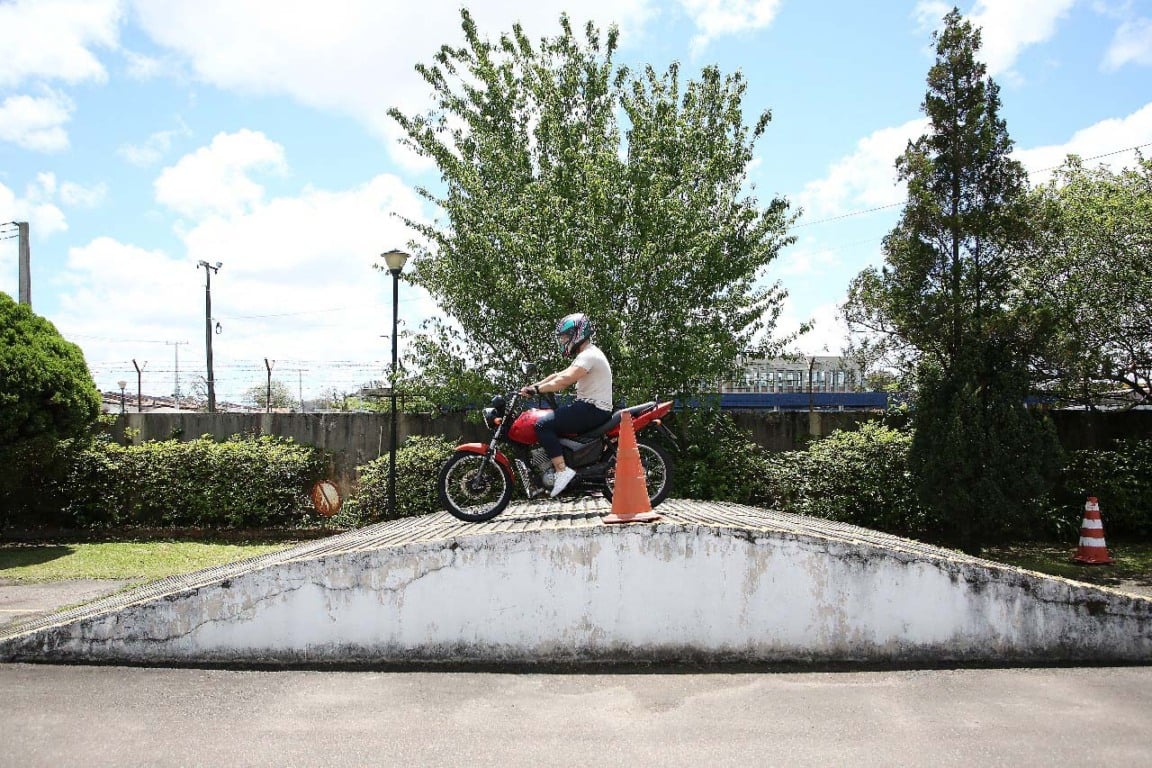Saiba tudo sobre a nova regra do Detran-PR que retirou o obstáculo tipo rampa do exame para a CNH na categoria Moto - Foto: AEN 