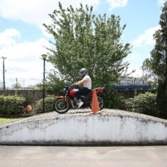 Saiba tudo sobre a nova regra do Detran-PR que retirou o obstáculo tipo rampa do exame para a CNH na categoria Moto - Foto: AEN 