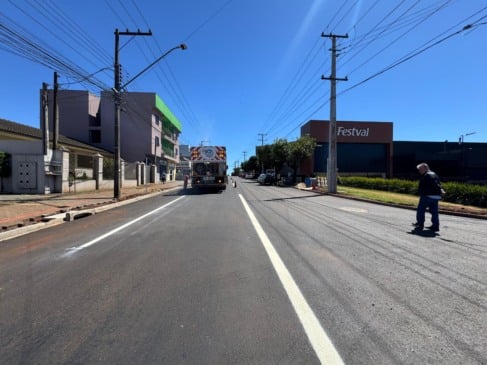 Obra na Rua Rio da Paz em Cascavel avança com sinalização e recape. Saiba mais sobre o andamento dos serviços - Foto: Divulgação
