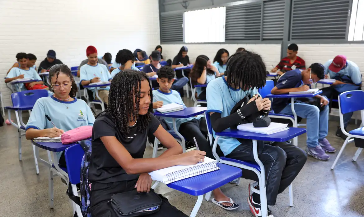 O Governo inicia o pagamento do programa Pé-de-Meia, beneficiando 3,2 milhões de estudantes do ensino médio - Foto: Antônio Cruz/Agência Brasil
