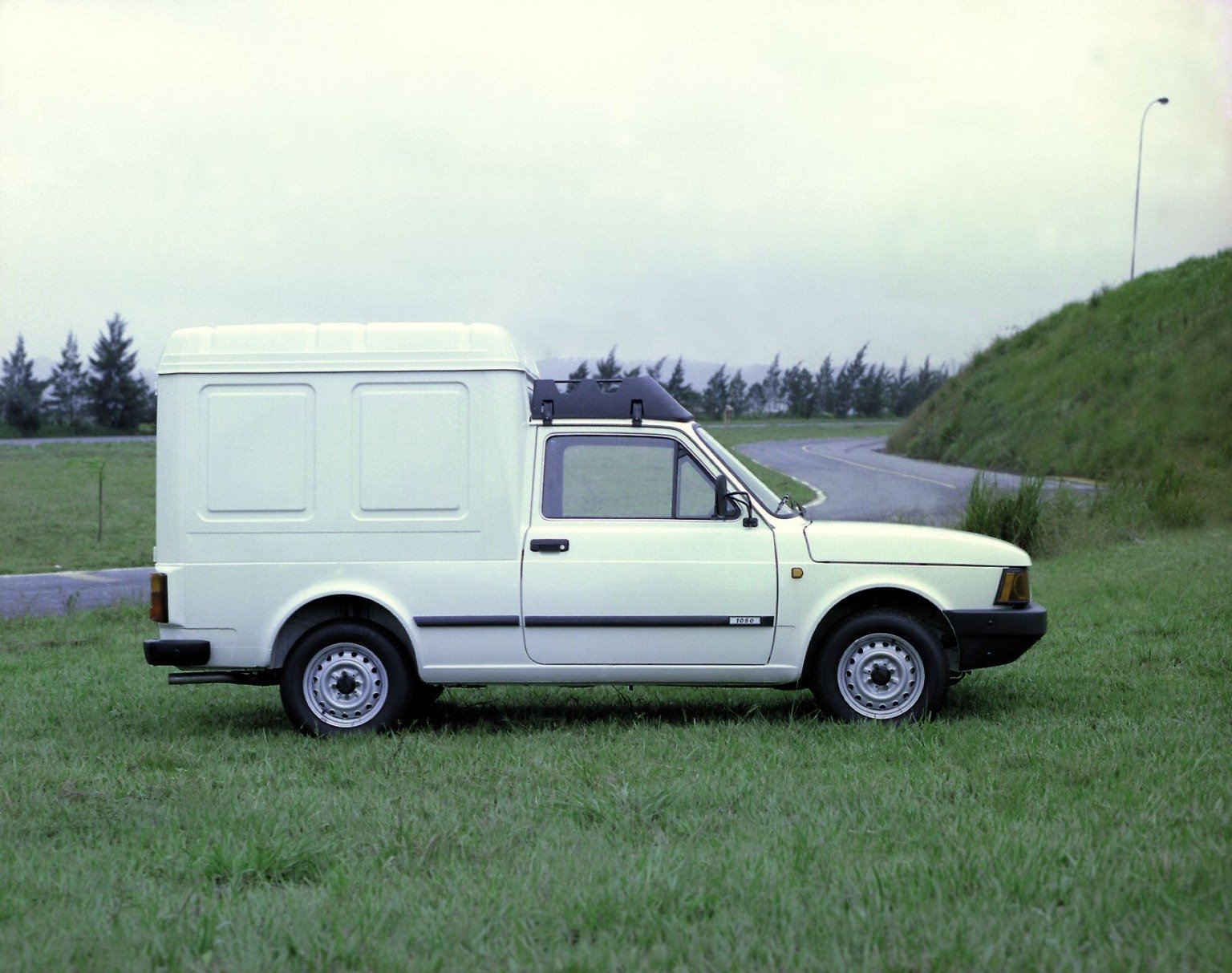 Explore os 45 anos do Fiorino 147, um carro icônico associado à versatilidade e robustez do setor automotivo nacional - Foto: Divulgação