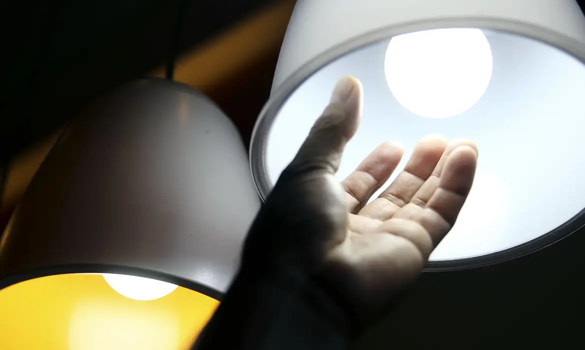 A inflação no Brasil subiu para 0,48% em setembro, impulsionada pela alta na conta de luz - Foto:  Marcelo Camargo/Agência Brasil