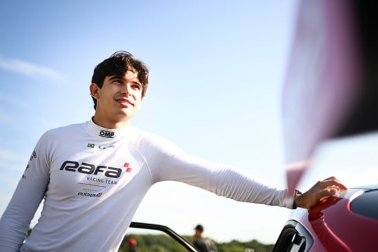 Entenda como os automóveis desempenham um papel crucial nas vitórias de Kiko Porto na IMSA e sua corrida de sucesso - Foto: Divulgação