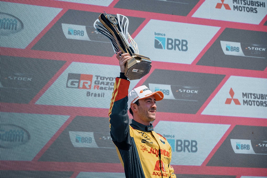 O paranaense Gabriel Casagrande é tricampeão da Stock Car e conquistou sua 13 vitória na categoria - Foto: Divulgação