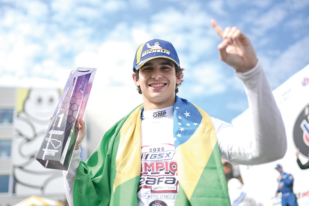 Kiko Porto brilha novamente com sua vitória na corrida 2 da categoria GSX. Descubra mais sobre os Automóveis - Foto: Divulgação