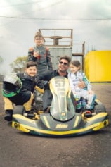 No episódio deste domingo, Fernando Fernandes mergulha na história da família de Emily, que se desdobra para apoiar os sonhos da kartista de Irati - Foto: Divulgação