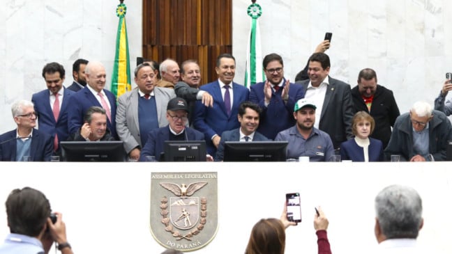 A Assembleia Legislativa do Paraná aprova a proibição da reconstituição de leite em pó, fortalecendo a produção local - Foto: Orlando Kissner/Alep