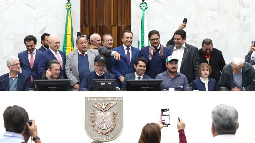 A Assembleia Legislativa do Paraná aprova a proibição da reconstituição de leite em pó, fortalecendo a produção local - Foto: Orlando Kissner/Alep