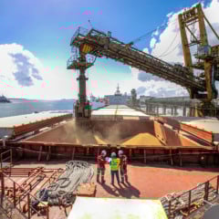 O desempenho iguala o total de superávits dos nove anos anteriores — entre 2011 e 2014, o Estado teve quatro déficits consecutivos - Foto: Claudio Neves/Portos do Paraná
