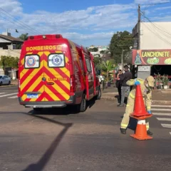 Cascavel registrou um acidente entre motocicletas. Um homem foi socorrido com contusões, enquanto a mulher teve escoriações leves - Foto: Luiz Felipe Max