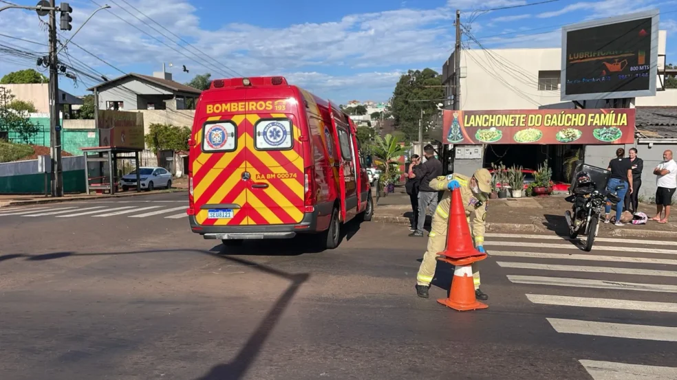 Cascavel registrou um acidente entre motocicletas. Um homem foi socorrido com contusões, enquanto a mulher teve escoriações leves - Foto: Luiz Felipe Max
