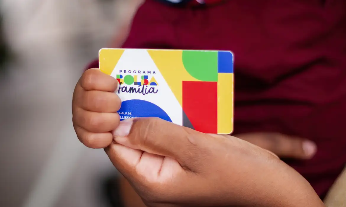 Descubra os detalhes do Bolsa Família de outubro e como os benefícios podem ajudar sua família a garantir alimentação e bem-estar - Foto: Lyon Santos/ MDS