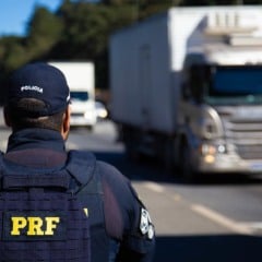 Descubra os detalhes da ação da PRF no Paraná que resultou na apreensão de toneladas de drogas e equipamentos eletrônicos - Foto: PRF