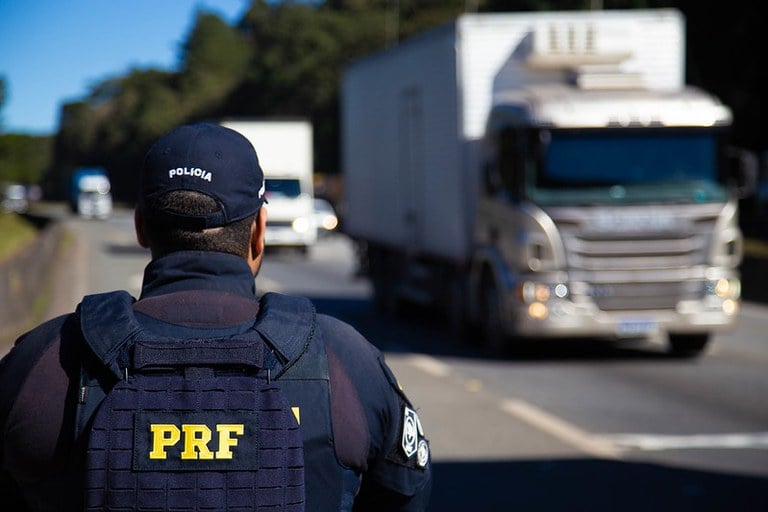 Descubra os detalhes da ação da PRF no Paraná que resultou na apreensão de toneladas de drogas e equipamentos eletrônicos - Foto: PRF