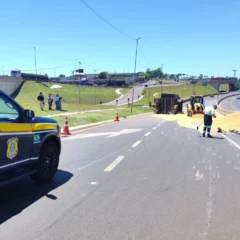 Acompanhe os últimos eventos no Trevo Cataratas em Cascavel, onde uma carreta tombou e complicou o tráfego na região - Foto: Divulgação/PRF