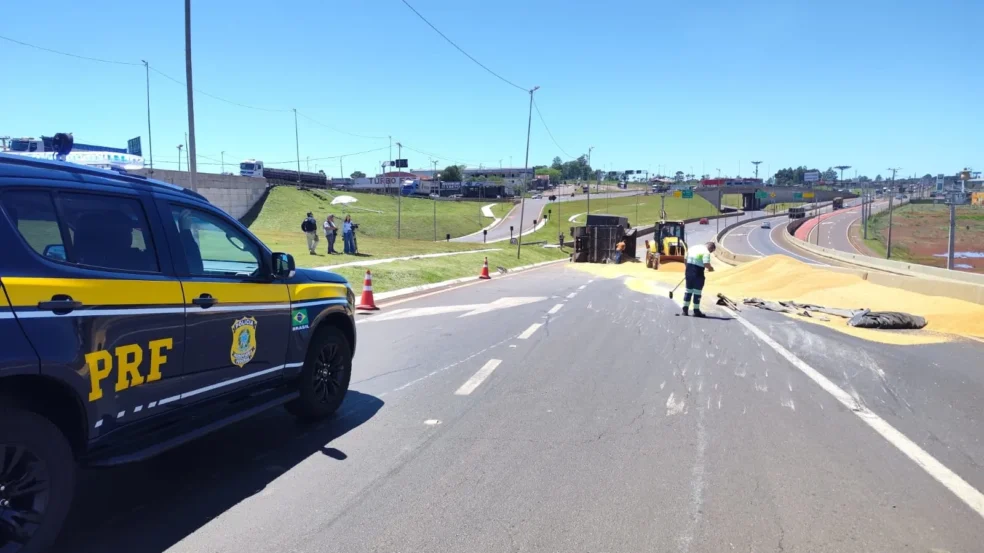 Acompanhe os últimos eventos no Trevo Cataratas em Cascavel, onde uma carreta tombou e complicou o tráfego na região - Foto: Divulgação/PRF