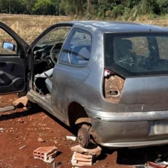 A Guarda Municipal encontrou um carro furtado e depenado em Cascavel - Foto: Divulgação