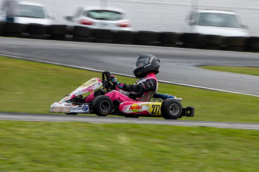Angelina Schuck dominou a categoria Cadete e conquistou sua primeira vitória na Copa Osternack de Kart - Foto: Clayton Medeiros/Divulgação