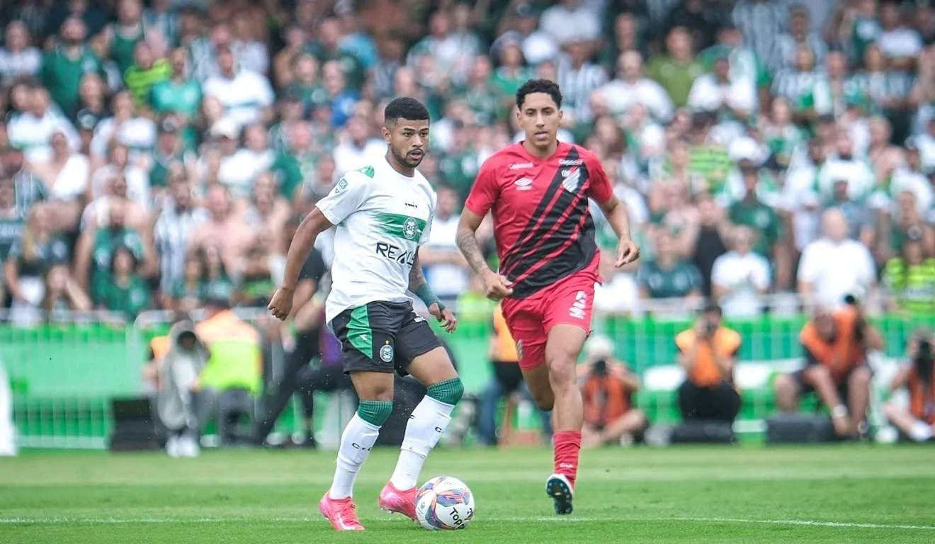Athletiba se prepara para jogo importante na Série B. Coritiba busca vencer o Atlético Goianiense para se manter na liderança - Foto: JP Pacheco/Coritiba