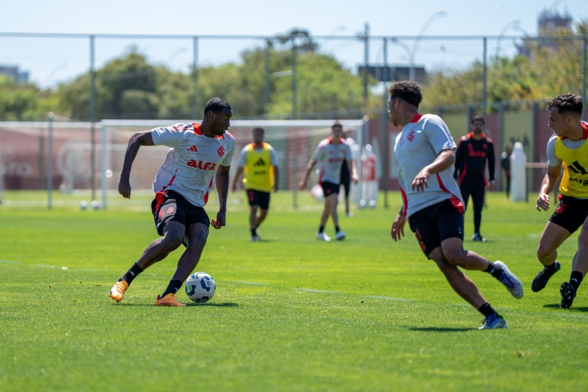 Fique por dentro do duelo entre Internacional e Corinthians e os desafios enfrentados pelas equipes neste jogo de futebol importante - Foto: Filipe Gabriel