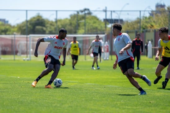 Fique por dentro do duelo entre Internacional e Corinthians e os desafios enfrentados pelas equipes neste jogo de futebol importante - Foto: Filipe Gabriel