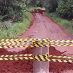 Após as chuvas, um bueiro desmoronou na Linha Scanagatta, causando a interdição de um trecho em Cascavel - Foto: Divulgação