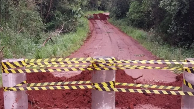 Após as chuvas, um bueiro desmoronou na Linha Scanagatta, causando a interdição de um trecho em Cascavel - Foto: Divulgação