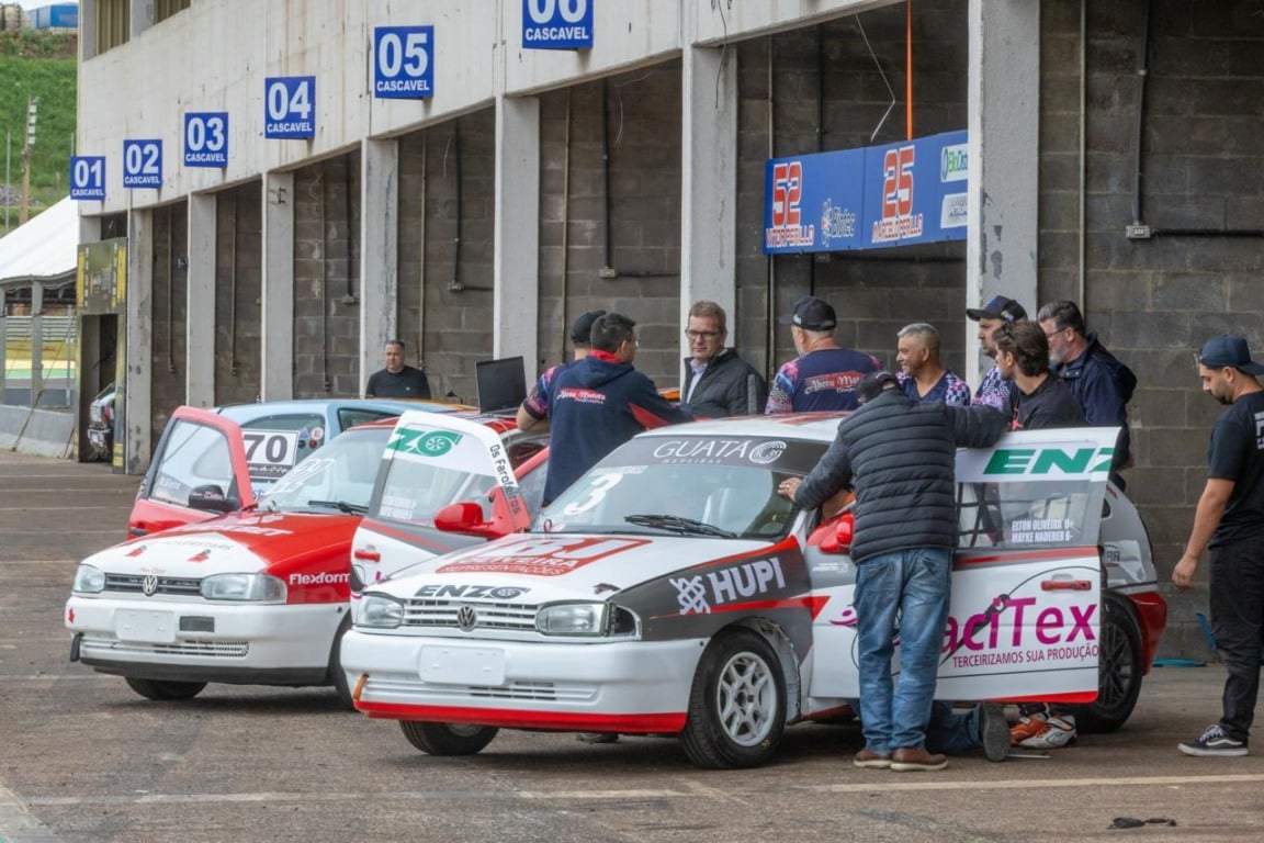 Os boxes do Autódromo Zilmar Beux ficaram agitados durante a quinta-feira com as equipes se preparando para a definição do grid de largada nesta sexta - Foto: Vanderley Soares