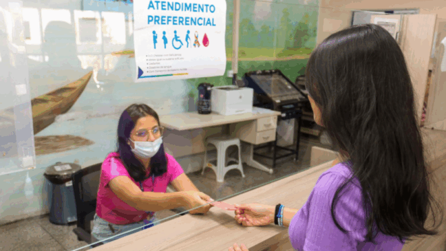 Conheça o Projeto de Lei nº 583/2025, que propõe a inclusão da borboleta roxa nas placas de atendimento preferencial - Foto: Rafael Marques/Hemoam