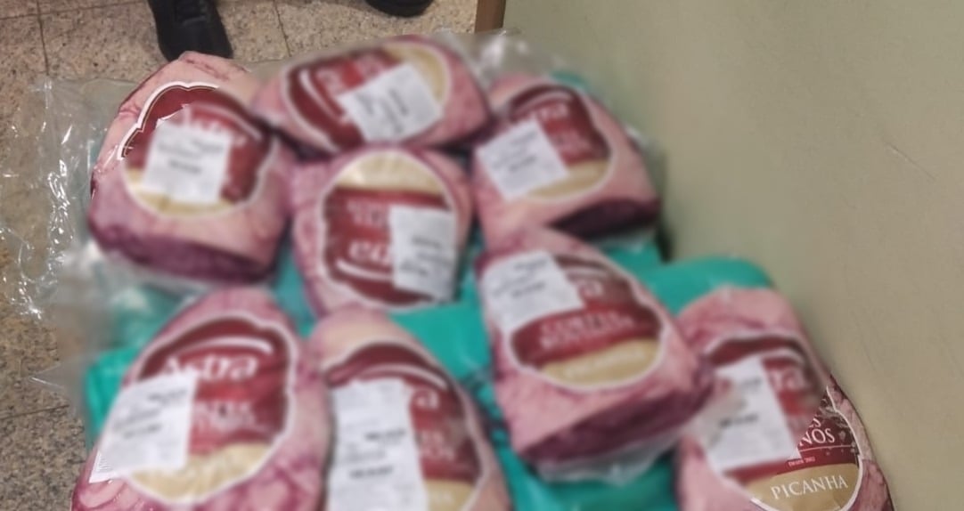 Churrasco cancelado! Mulher é detida ao ser flagrada furtando peças de picanha em supermercado no Floresta