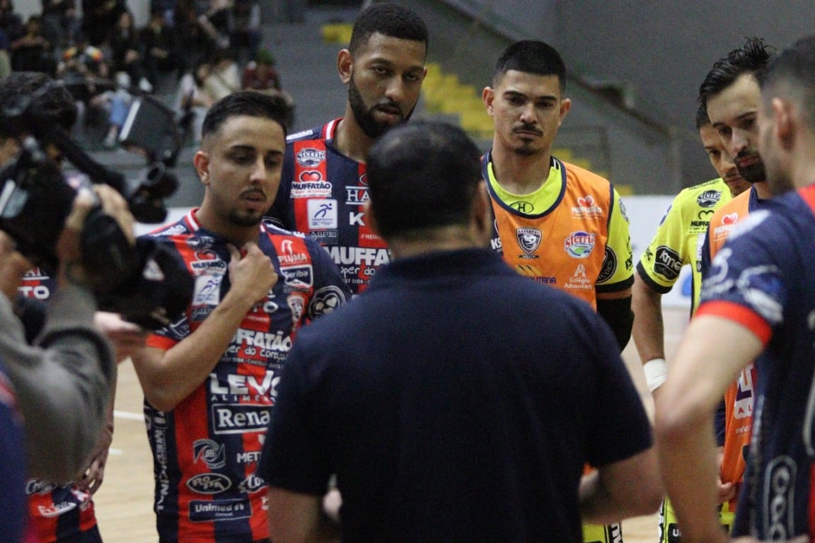 Cascavel Futsal enfrenta Ampére com vantagem no jogo de volta. Saiba mais sobre esta emocionante partida decisiva - Foto: @luananasfotos 