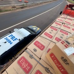 Conheça a operação da PRF que resultou na apreensão de 450 mil maços de cigarros e prendeu contrabandista paraguaio - Foto: PRF