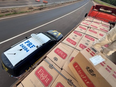 Conheça a operação da PRF que resultou na apreensão de 450 mil maços de cigarros e prendeu contrabandista paraguaio - Foto: PRF
