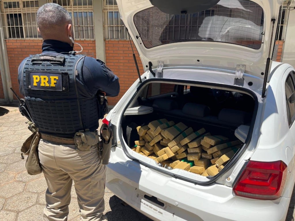 Polícia Rodoviária Federal apreende 101,25 quilos de maconha em Guarapuava. Homem de 22 anos é preso por tráfico - Foto: PRF