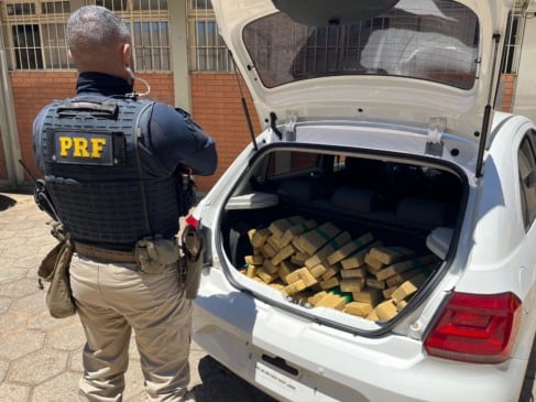 Polícia Rodoviária Federal apreende 101,25 quilos de maconha em Guarapuava. Homem de 22 anos é preso por tráfico - Foto: PRF