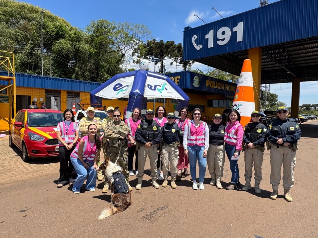 A Polícia Rodoviária Federal realizou uma ação especial em Cascavel para a campanha Outubro Rosa, destacando a importância do PRF - Foto: PRF