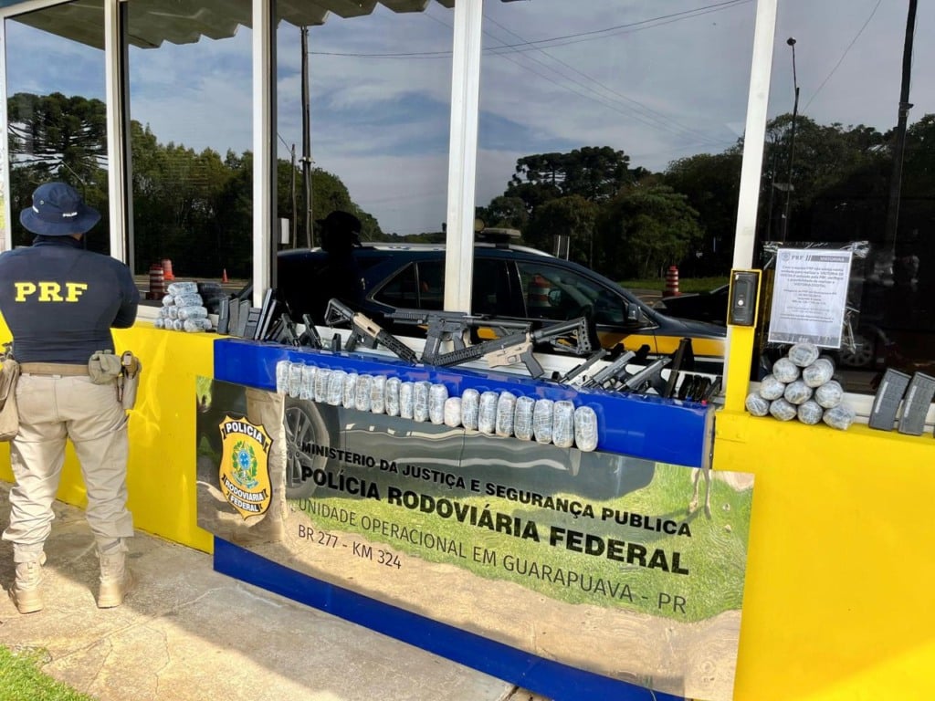 Apreensão de armas em Guarapuava: PRF intercepta veículo com armamentos e haxixe - Foto: PRF