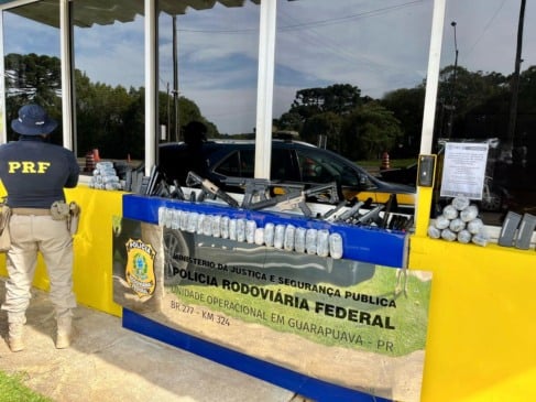 Apreensão de armas em Guarapuava: PRF intercepta veículo com armamentos e haxixe - Foto: PRF