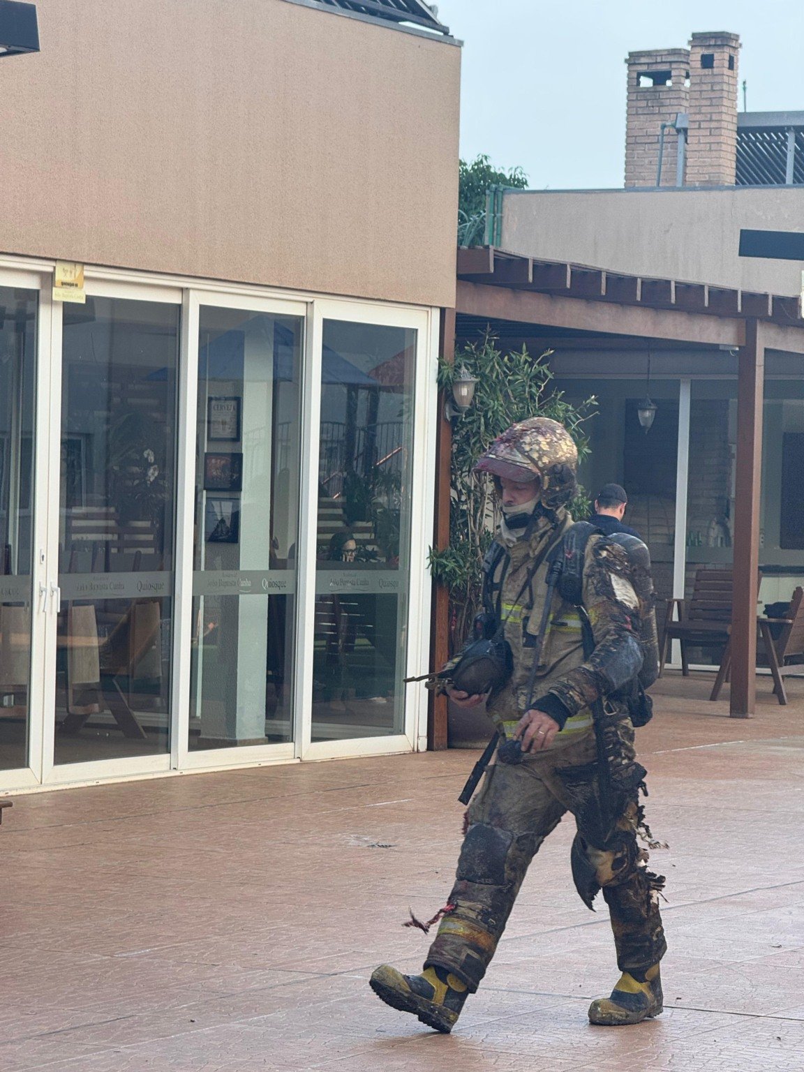 Bombeiro ficou com a roupa destruída durante o atendimento da última quarta-feira - Foto: CBMPR