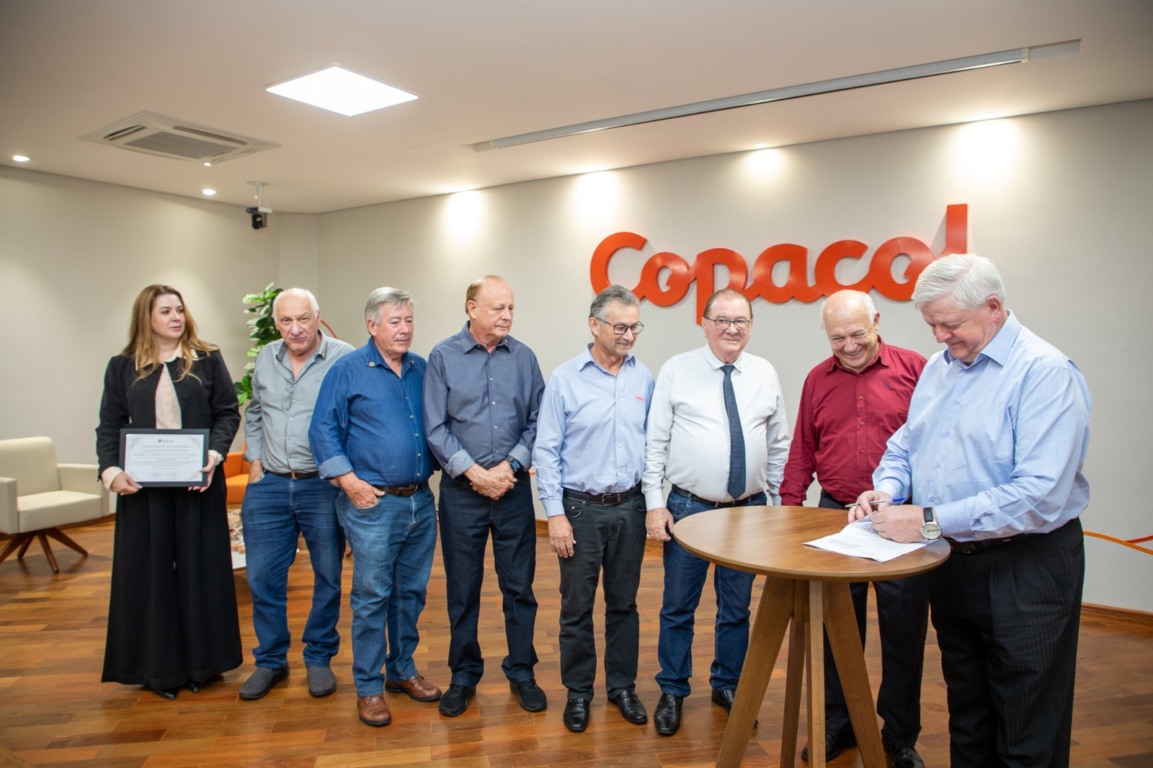 LEGENDA: Beneficiados pela ação da Copacol assinaram termo de compromisso para a liberação de verbas que beneficiam toda a comunidade FOTO: COMUNICAÇÃO COPACOL