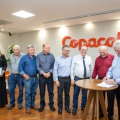 LEGENDA: Beneficiados pela ação da Copacol assinaram termo de compromisso para a liberação de verbas que beneficiam toda a comunidade FOTO: COMUNICAÇÃO COPACOL