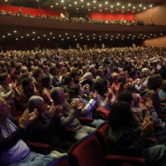 De acordo com a proposta, os produtores e organizadores de eventos deverão informar detalhadamente o valor e a origem de cada taxa cobrada, garantindo que esses custos sejam proporcionais aos serviços efetivamente prestados.
Créditos: Divulgação/Teatro Guaíra