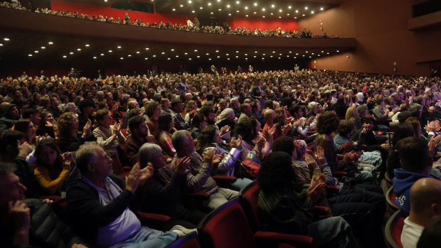 De acordo com a proposta, os produtores e organizadores de eventos deverão informar detalhadamente o valor e a origem de cada taxa cobrada, garantindo que esses custos sejam proporcionais aos serviços efetivamente prestados.
Créditos: Divulgação/Teatro Guaíra