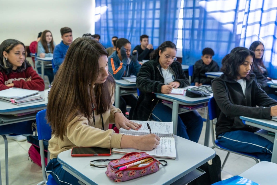 Descubra os avanços da educação no Paraná com 408 escolas de tempo integral, destacando-se em Língua Portuguesa e Matemática - Foto:  Silvio Turra/AEN