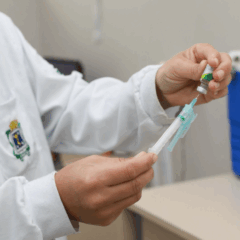 Descubra como o Dia D de Multivacinação em Cascavel fortaleceu a saúde pública com mais de 1.100 vacinas aplicadas - Foto: Secom