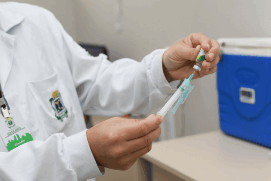 Descubra como o Dia D de Multivacinação em Cascavel fortaleceu a saúde pública com mais de 1.100 vacinas aplicadas - Foto: Secom