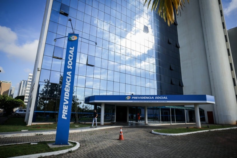 Descubra por que a fila do INSS dobrou desde a promessa do presidente Lula. Números reveladores de problemas no sistema de Previdência - Foto: Agência Brasil  Descubra por que a fila do INSS dobrou desde a promessa do presidente Lula. Números reveladores de problemas no sistema de Previdência - Foto: Agência Brasil